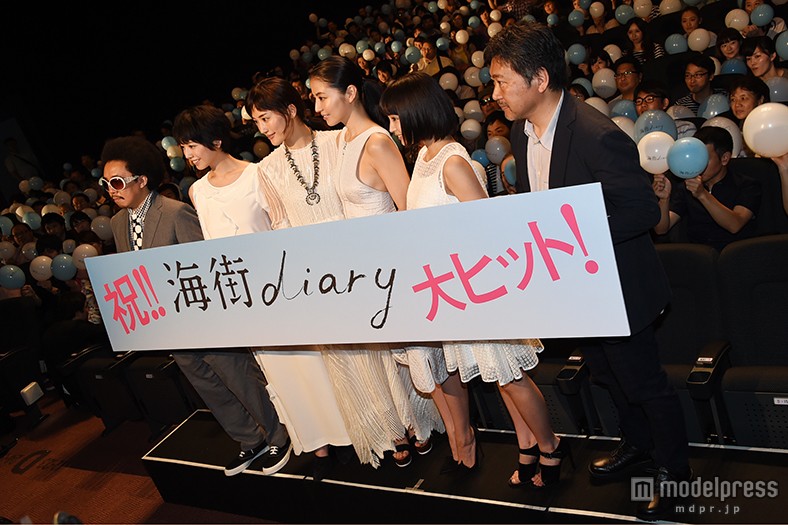 映画「海街diary」初日舞台あいさつでフォトセッションに収まる（左から）夏帆、綾瀬はるか、長澤まさみ、広瀬すず