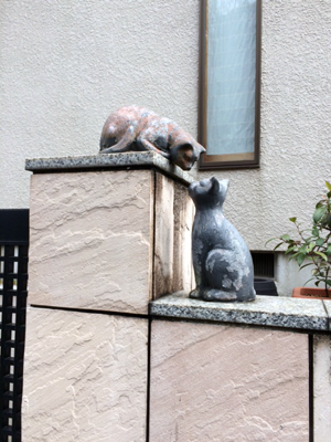門の飾り猫