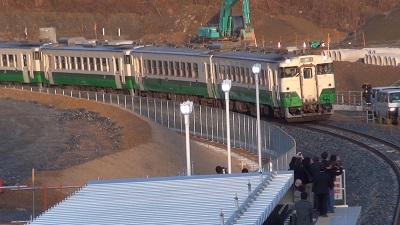 女川駅に入線する一番列車