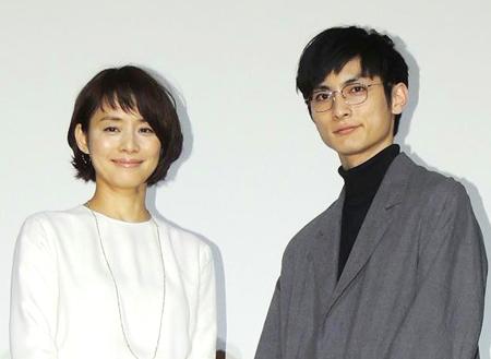 石田ゆり子（４５）、映画で共演した高良健吾（２７）といいムード　週刊誌記者「恋仲としか思えない」