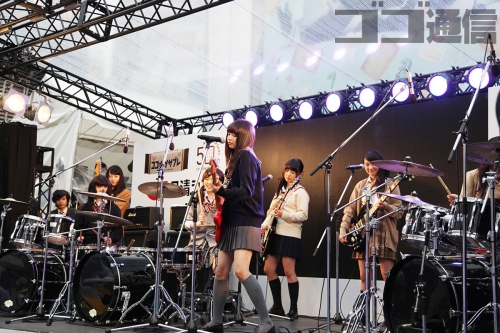 『五五七二三二〇』というアイドルが雨の中新宿でライブ　オタクびしょ濡れで「うおおぉぉぉ！！」