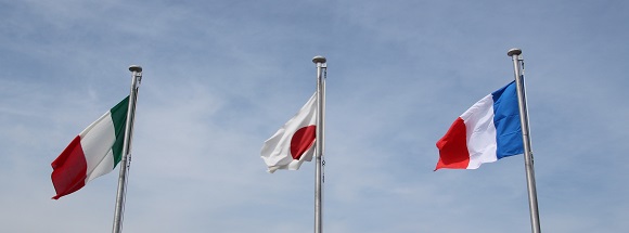 横浜港大桟橋の国旗