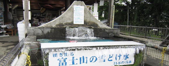忍野八海に湧く富士山の雪どけ水