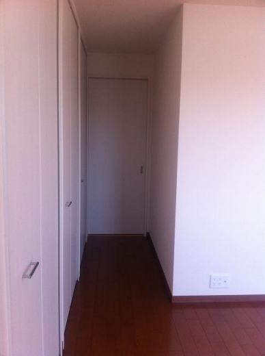 20120516002_寝室の入り口（戸を閉めた）